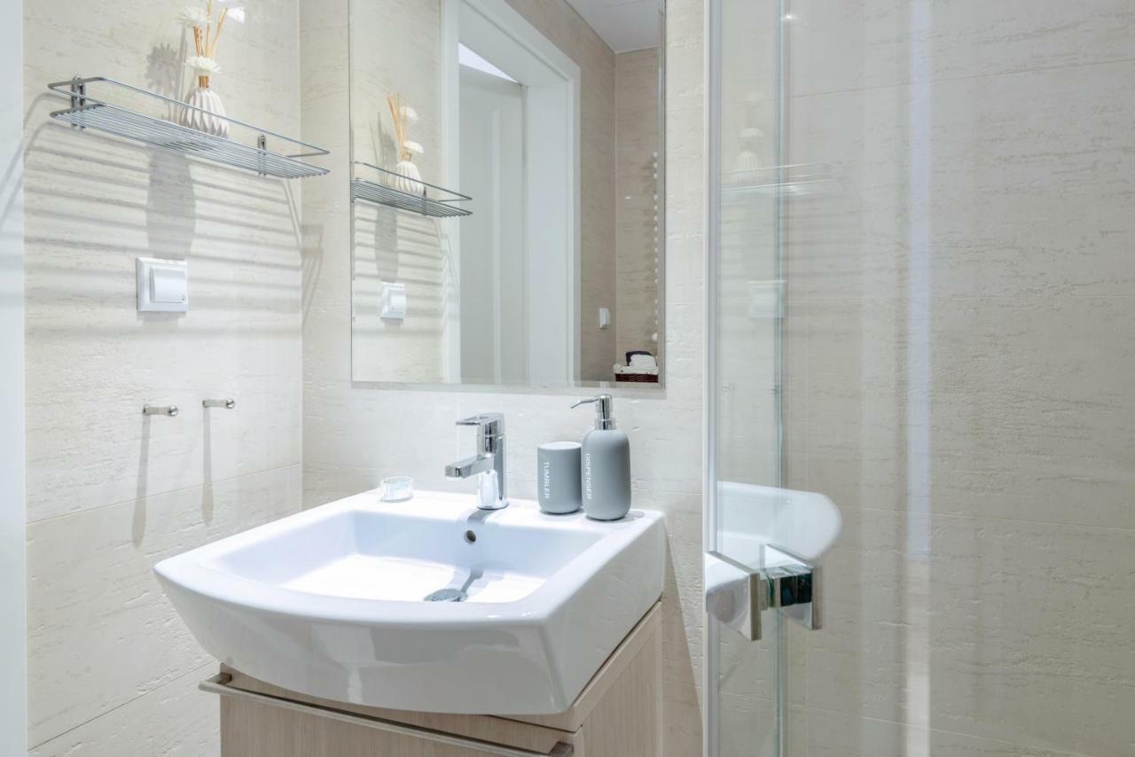Kopernika8 Miro Apartment With Balcony And Ac Krakow Ngoại thất bức ảnh